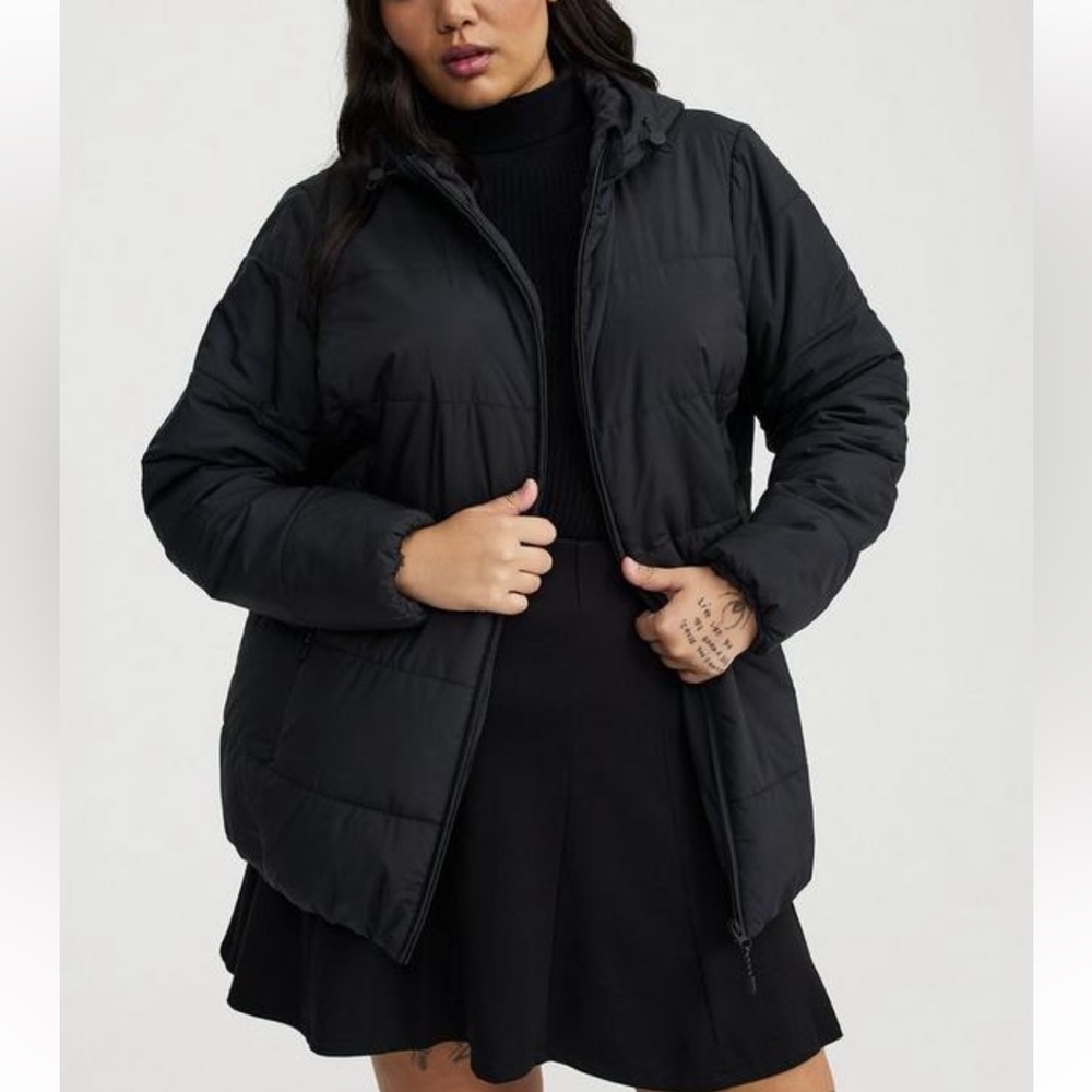 NWT: Torrid Puffer Jacket- size 4- black